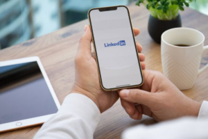 Der LinkedIn-Leitfaden für die Fertigungsindustrie: 5 Schritte zum Erfolg