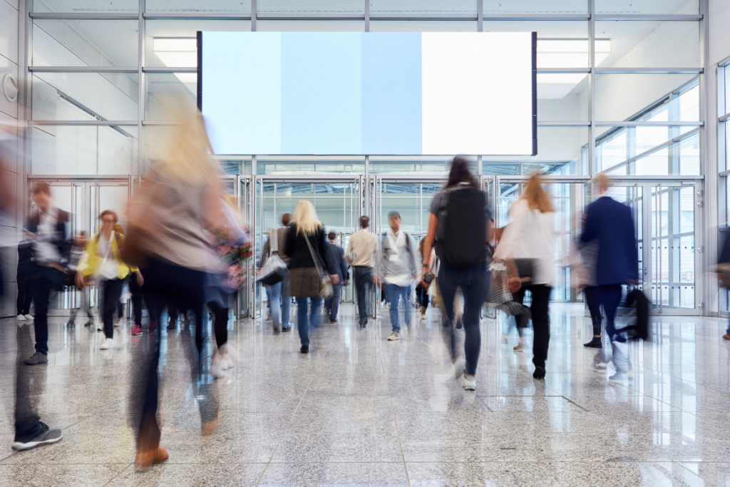 Messestand eines Fertigungsunternehmens mit Werkzeug- und Maschinenbauexponaten